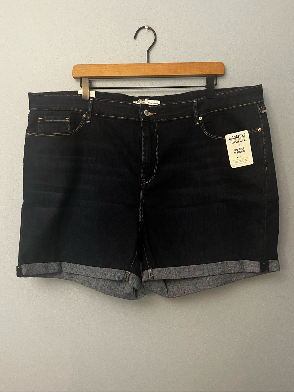 NWT Levi’s Mid-Rise Shorts